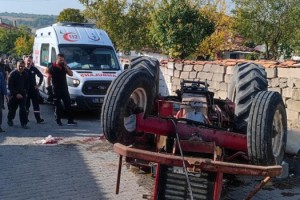 Duvara çarpan traktör ters döndü: 1 ölü, 1 yaralı