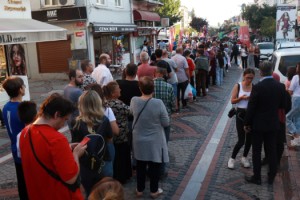 Edirne'de 1 ton ciğer dağıtıldı, vatandaşlar metrelerce kuyrukta bekledi