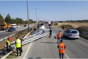 Hafriyat kamyonunun açık kalan damperi, yön levhasına çarptı