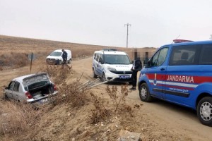 Jandarmadan kaçan hırsızlık şüphelileri kaza yapınca yakalandı