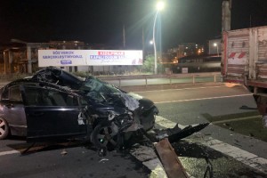 Kamyona çarpan otomobildeki 4 kişi yaralandı