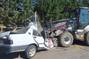 Kepçeyle kafa kafaya çarpışan otomobilin sürücüsü öldü