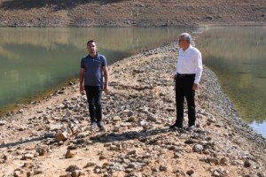 Su seviyesi azaldı; belediye başkanı barajın ortasına yürüyüp, çağrı yaptı
