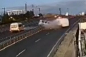 Ters şeride giren minibüs ile hafif ticari araç çarpıştı; 1 ölü, 1 yaralı