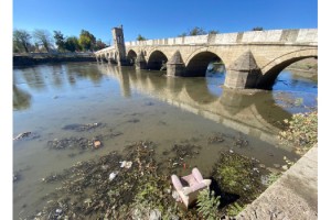 Tunca Nehri'nde su seviyesi azaldı, atılan çöpler ortaya çıktı
