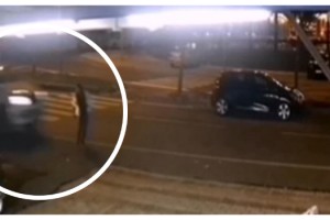 Yaya geçidinde hafif ticari araç çaptı; kaza kamerada