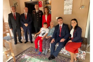 100 yaşındaki Ayşe Aksel'e doğum günü kutlaması