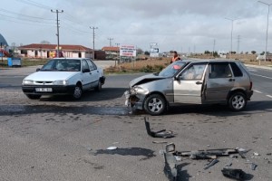 2 otomobil çarpıştı: 4 yaralı