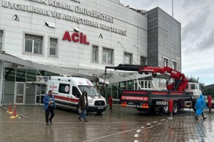 ACİL SERVİSİN GİRİŞ TAVANI AMBULANSIN ÜZERİNE DÜŞTÜ