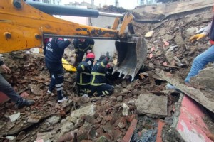 Hurda toplamak için girdikleri metruk ev çöktü: 2 yaralı