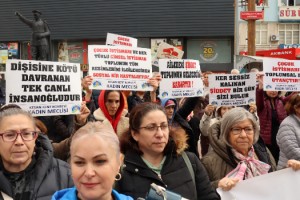 Keşan'da kadınlar şiddete karşı yürüdü