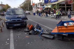 Minibüsle çarpışan patpat sürücüsü yaralandı