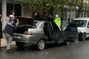Motosikletteki kar maskeli saldırgan, otomobildekilere ateş açtı: 3 yaralı