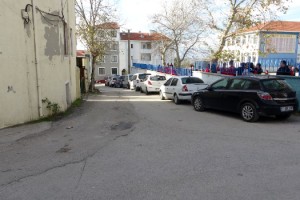 Okul önünde bacağından vuruldu