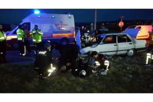 Otomobille hafif ticari araç çarpıştı; 6 yaralı