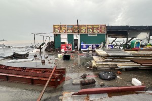 Tekirdağ'da deniz taştı, sahildeki işletmeleri su bastı; rüzgarda ağaçlar devrildi