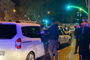 'Dur' ihtarına uymayan sürücü, otomobiliyle polis aracına çarptı; 2.11 promil alkollü çıktı