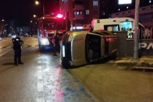 Duvara çarpıp devrilen cipin sürücüsü yaralandı