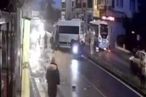 Minibüsün çarptığı motosikletteki 2 kişi yaralandı