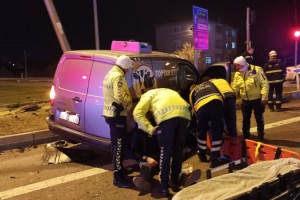 Otomobil ile hafif ticari araç çarpıştı: 1 ölü, 5 yaralı