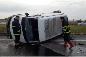 Otomobil ile minibüs çarpıştı: 1 ölü, 2 yaralı