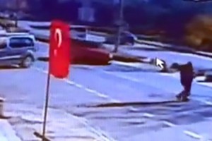 Otomobilden geri adımla kurtulan yaya, motosikletin çarpması ile öldü