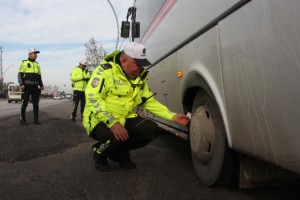 Polisten kış lastiği denetimi