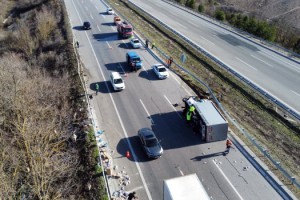 TEM'de 2 kamyonet çarpıştı; 1 sürücü yaralı
