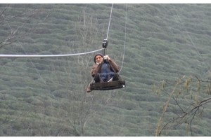 90 yaşında, 35 yıldır evine 75 metre yüksekten geçen ilkel teleferik ile ulaşıyor