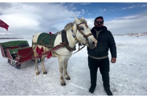 Buz tutan Çıldır Gölü, tatilcilerin eğlence mekanı oldu