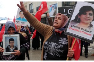 Evlat nöbetine katılan anne: Umudumuz her geçen gün artıyor