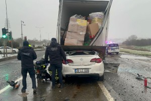 Kamyona arkadan çarpan otomobilin 17 yaşındaki ehliyetsiz sürücüsü öldü