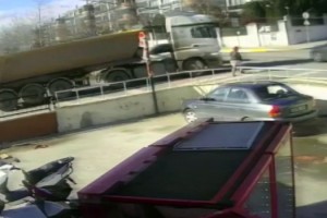 Kamyonun çarptığı kadın öldü; kaza kamerada