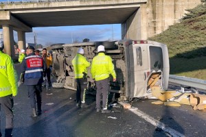 Minibüs, bariyere çarpıp devrildi: 1 ölü, 1 yaralı