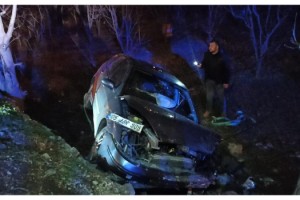 Otomobil, bahçeye düşüp, ağaca çarptı; hamile sürücü yaralandı