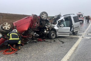 Otomobil ile hafif ticari araç çarpıştı: 2 ölü, 1 yaralı