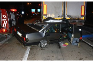 Otomobil, TIR'a arkadan çarptı: 1 yaralı