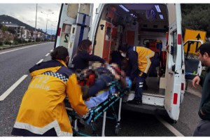 Otomobilini yol kenarına park eden sürücü ile arkadaşına kamyonet çarptı: 1 ölü, 1 yaralı