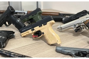 Pavyon çalışanlarına 'kaçak silah ticareti' operasyonu; 16 gözaltı