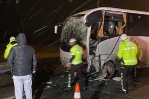 Polislerin taşındığı servis ile turistlerin taşındığı otobüs çarpıştı: 11 yaralı