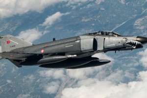 Savaş uçaklarını havada fotoğraflıyor