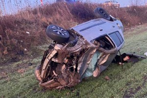 Tarlaya devrilen otomobilin sürücüsü öldü