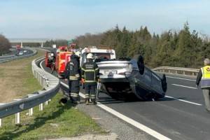 TEM'de 3 otomobilin karıştığı kazada 3 kişi yaralandı