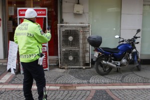 Trafiğe kapalı caddede motosiklet kullanan 23 sürücüye 15 bin lira ceza