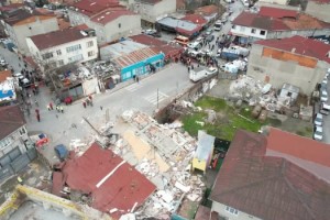 Ümraniye'de bitişik iki bina çöktü