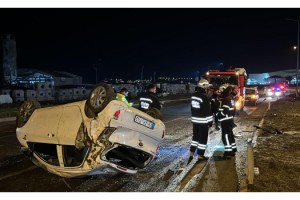 Aydınlatma direğine çarpan otomobil takla attı; 1 yaralı