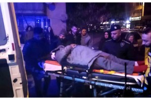 Ehliyetsiz sürücünün kullandığı hafif ticari aracın çarptığı çift ile torunları yaralandı