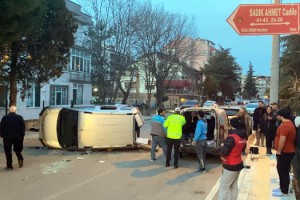 İki otomobil çarpıştı; 1 yaralı