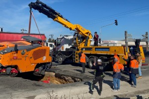 Kara yolu çöktü, iş makinesi çukura düştü