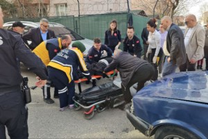 Otomobille çarpışan motosikletteki 2 kişi yaralandı; sürücü arkadaşını bırakıp kaçtı